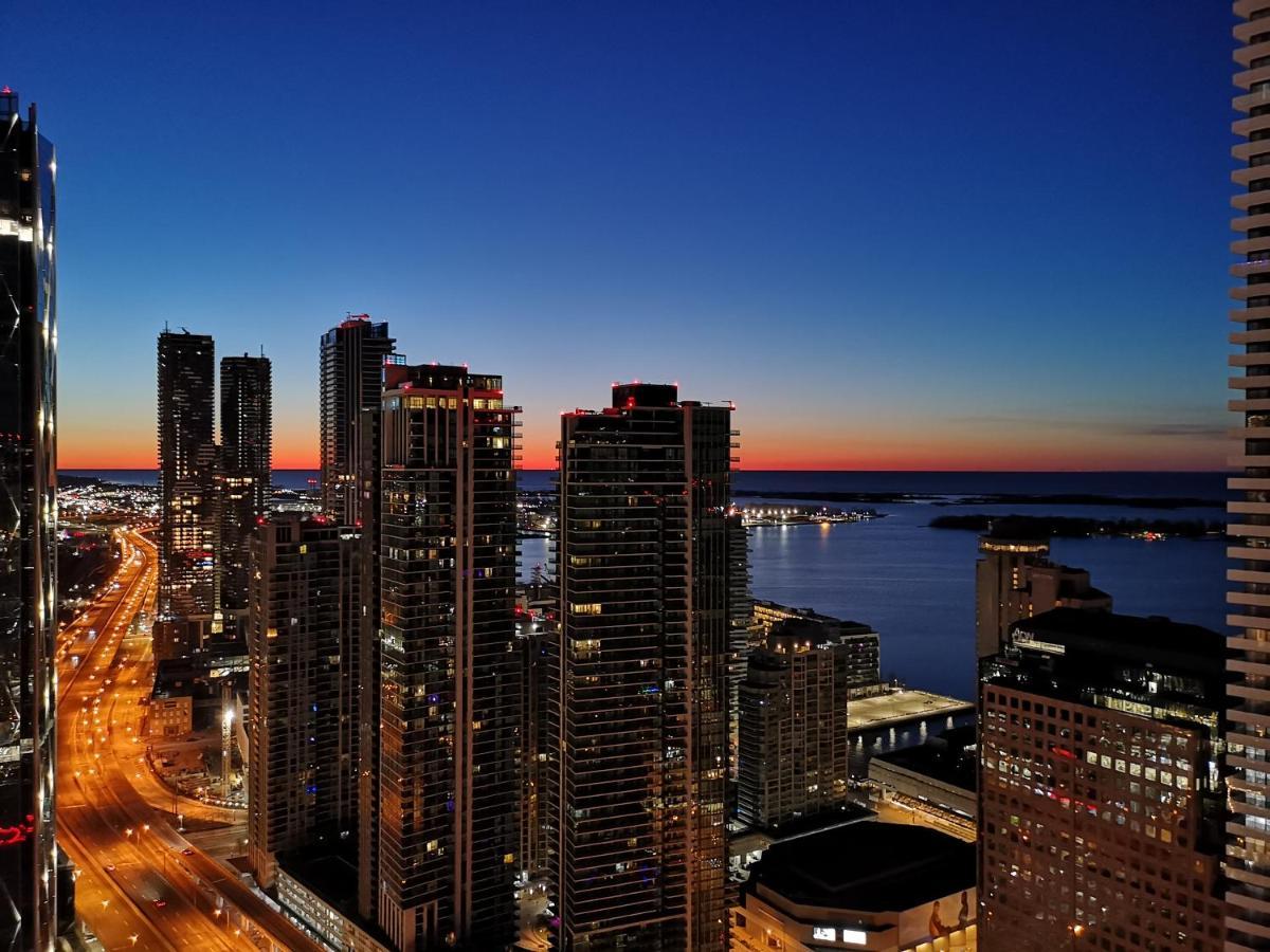 Luxury Downtown Toronto 2 Bedroom Suite With City And Lake Views And Free Parking Exterior photo
