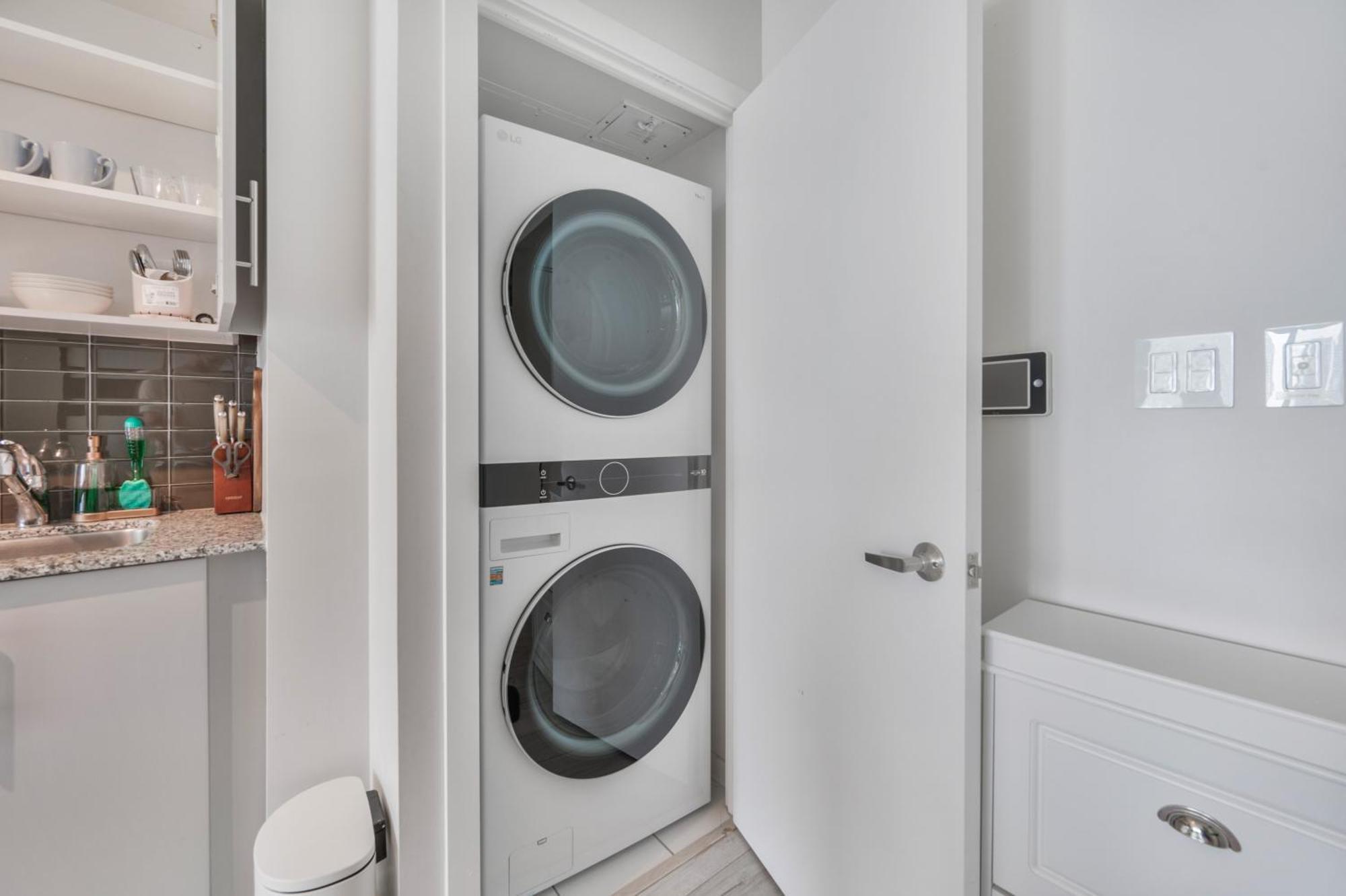 Luxury Downtown Toronto 2 Bedroom Suite With City And Lake Views And Free Parking Exterior photo