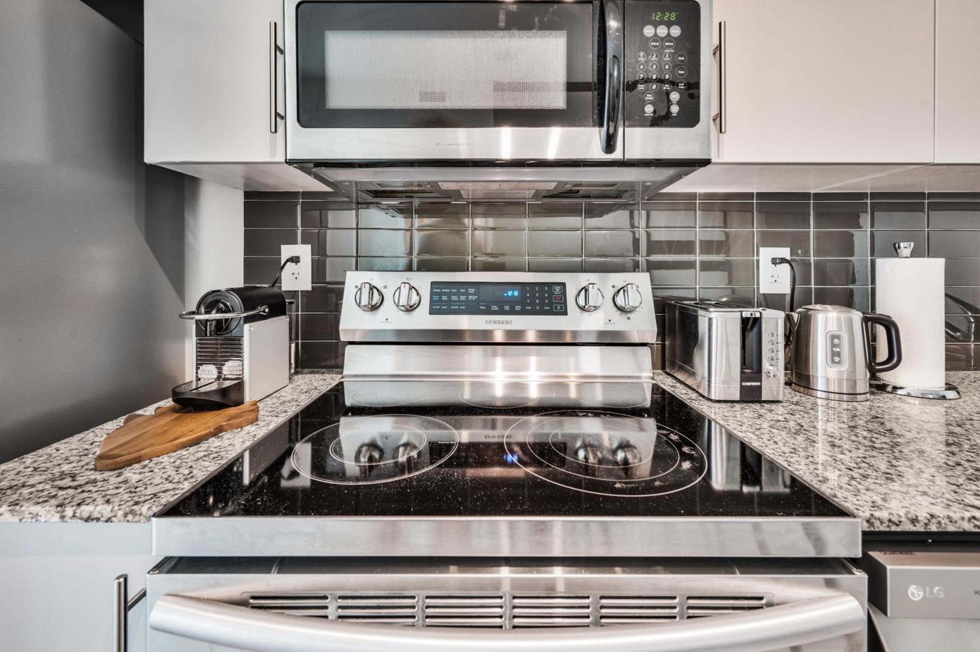 Luxury Downtown Toronto 2 Bedroom Suite With City And Lake Views And Free Parking Exterior photo