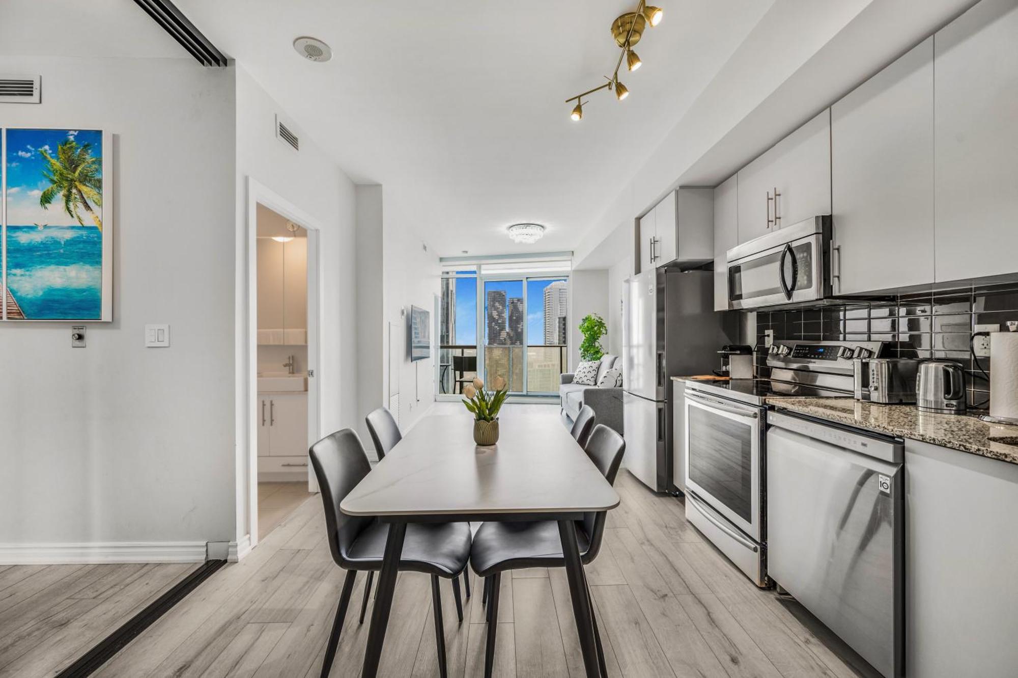 Luxury Downtown Toronto 2 Bedroom Suite With City And Lake Views And Free Parking Exterior photo